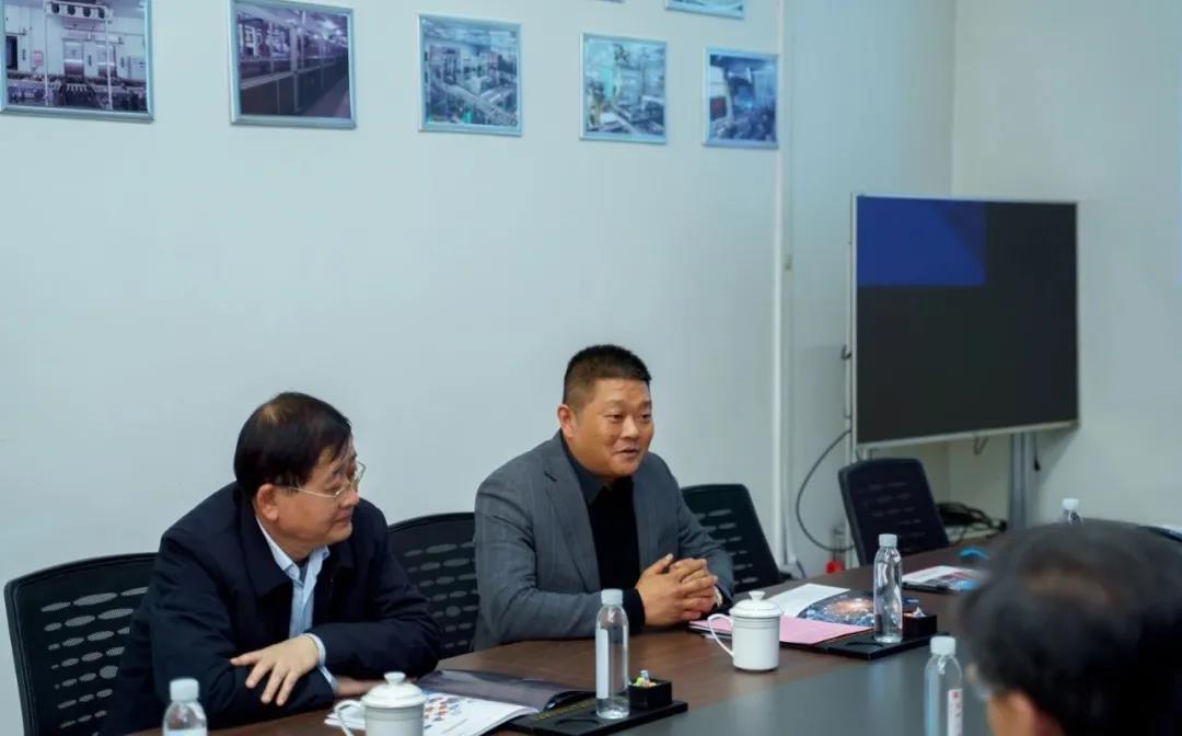 苏州市人大常委会副主任沈国芳一行走访调研苏州冠科工业设备有限公司